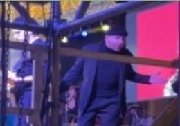 Mario Venuti furioso sul palco: scaglia il leggio contro il fonico a Taranto