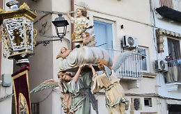 La processione de "‘U Bammine all’erte" incanta la Città Vecchia. Il video