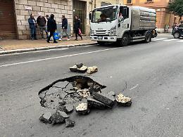 Cede il manto stradale in centro a Taranto. Le foto