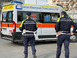 Porta in ospedale un paziente in codice rosso, ma l'ambulanza si schianta contro un'auto parcheggiata