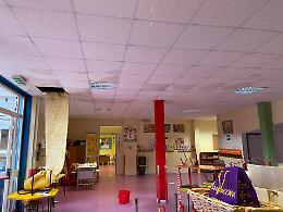 Crolla un pannello dal soffitto della mensa scolastica