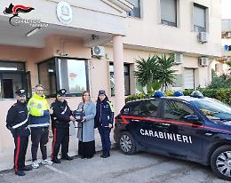 Ruba defibrillatore in piazza: denunciato 