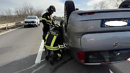 Schianto sulla Statale 7: auto si ribalta, due feriti
