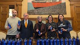 Distribuite 50 borracce plastic free ai consiglieri comunali di Bari. Le foto