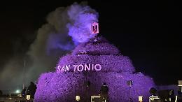 Novoli, il fuoco sacro di Sant’Antonio Abate illumina tradizione e devozione. Foto e Video