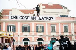 “Cos’è un teatro?”: protesta creativa a Bisceglie per il futuro del Garibaldi. Le foto