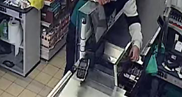 Irrompe in un supermercato con un coltello in pugno, arrestato. Le foto