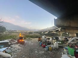 Beccato mentre dà fuoco ai rifiuti, denunciato un uomo. Le foto