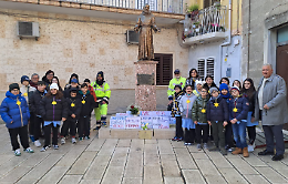 Talsano, alunni in visita alla Pietra d'Inciampo. Le foto