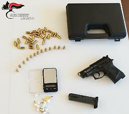 Arrestato 43enne: nascondeva pistola e droga in casa 