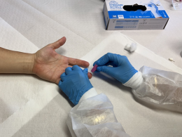 Un prelievo dal dito con test e questionari per calcolare il rischio di ictus o infarto in dieci anni