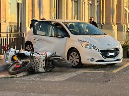 Carambola tra auto, autobus e moto in corso Due Mari: traffico in tilt al Ponte Girevole. Le foto
