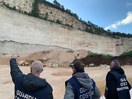 Una cava posta sotto sequestro 
