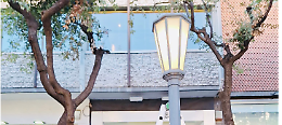 Corso Cavour si illumina di nuovo: al via la sostituzione delle lampade storiche. Le foto