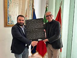 A Canosa l'archeologia diventa accessibile con le targhe in Braille