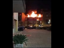 Intrappolata sul balcone con l'edificio in fiamme, salvata dai vigili del fuoco. Il video
