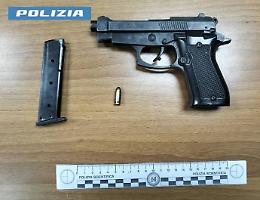 Fermato per spaccio, gli cade dalla tasca una pistola pronta a sparare