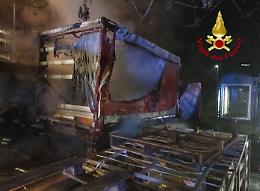 Furgone in fiamme vicino al Polo Oncologico di Lecce: paura nella notte
