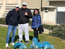 Barletta, volontari in azione per un parco più pulito. Le foto
