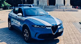 La Polizia intercetta un compattatore rubato, ladri in fuga tra gli uliveti