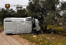Dopo lo schianto si ribalta su un fianco e finisce tra gli alberi, due feriti. Le foto
