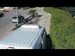 Furti e truffe nei parcheggi: sgominata banda criminale. Tra le vittime anche il vice capitano del Bari. Il video