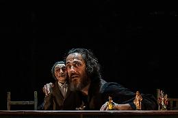 "Natale in casa Cupiello" reinventato: un viaggio tra pupazzi e umanità con Luca Saccoia