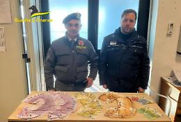Fermato nel porto di Bari con oltre 237mila euro non dichiarati. Il fiuto del cane da valuta Kristina. Le foto