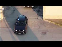 Furti d'auto, blitz in un autoparco: arresti e denunce per ricettazione. Il video
