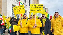 La protesta degli olivicoltori arriva in Regione: “Ora interventi urgenti per fermare la Xylella”. Le foto