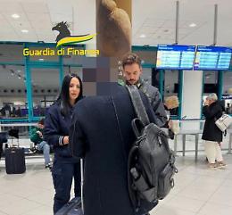 Traffico illecito di cuccioli all’aeroporto di Bari: sequestrati 6 cani e 4 passaporti falsi. Video e foto
