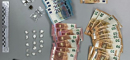 Cocaina e hashish nascosti in casa e nella cassetta della posta