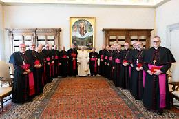 I vescovi di Puglia vicini a Papa Francesco: “Preghiamo per lui in questo momento di sofferenza”