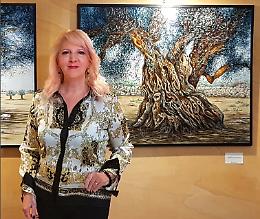 "Origini" di Immacolata Zabatti: l'arte che celebra le radici tra pittura e ceramica