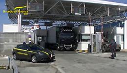 Maxi sequestro di merce contraffatta al porto: i nomi dei marchi. Il video