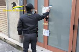 Centri massaggi a luci rosse, due arresti e 3 denunce. Le foto