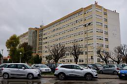 Sparatoria in pieno centro, 24enne ferito alle gambe