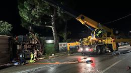 Tir si ribalta sulla Statale 106: strada sgomberata solo nel cuore della notte