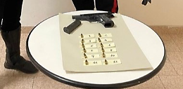 Arrestati due uomini con una pistola da guerra rubata: fermati dai Carabinieri durante un controllo