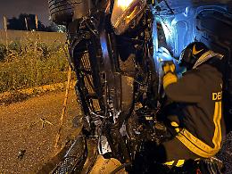 Incidenti e rami di alberi che precipitano sulle auto. Notte di superlavoro a Taranto. Le foto
