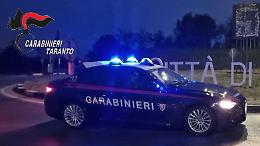 Tenta di svaligiare un deposito, si scontra con il proprietario e viene arrestato dai carabinieri