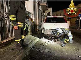Esplosione nella notte: ordigno rudimentale distrugge un’auto