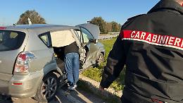 Scontro tra due auto sulla SS 7 ter: donna intrappolata e traffico in tilt. Le foto