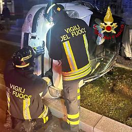 Auto si ribalta dopo lo scontro, una donna incinta in codice rosso