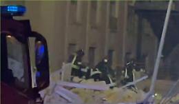 Crolla una palazzina nel quartiere Carrassi: paura e corsa contro il tempo per le ricerche. Le foto