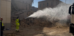 Crollo della palazzina, in corso interventi per limitare la dispersione di polveri. Le foto