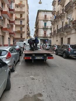 In due sulla moto senza casco sfuggono al posto di blocco. Confiscata la moto