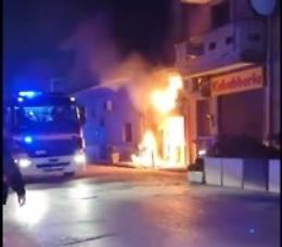 Danno fuoco ad un negozio con il titolare all'interno.  Poi si danno alla fuga