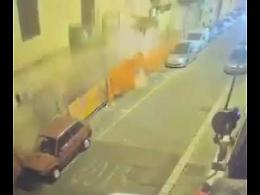 Il video shock del momento del crollo della palazzina. Un uomo scampa al disastro