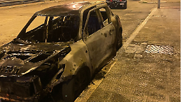 Auto avvolta dalle fiamme nella notte. Era quella di un consigliere comunale di Barletta